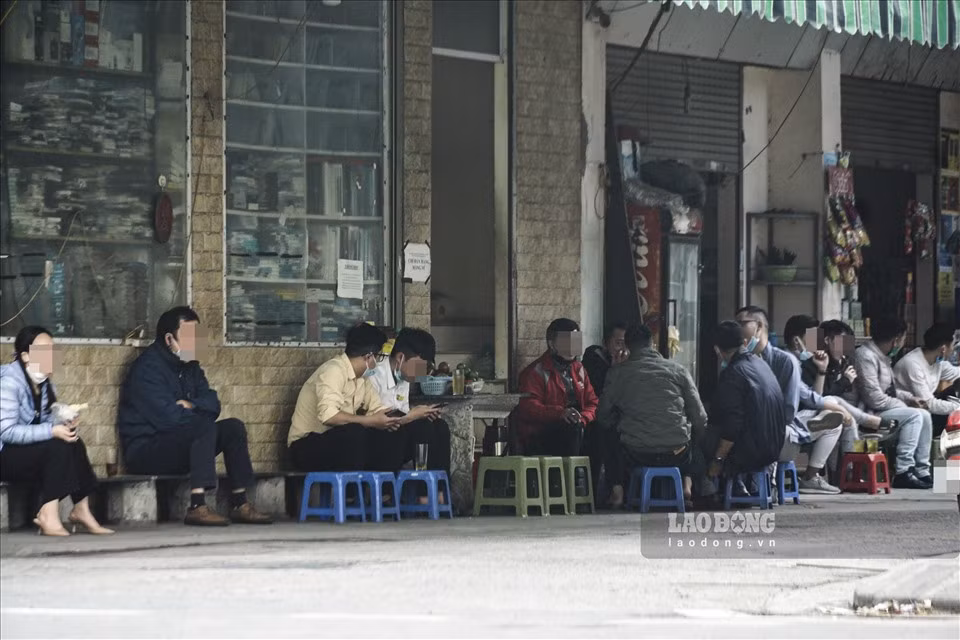 Một con ngõ trên phố Thái Hà đông nghịt khách ngồi uống trà đá.