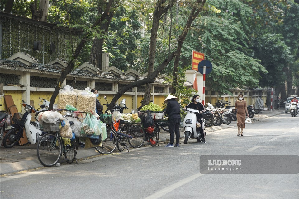 Trước đó, ngày 13.12, UBND quận Đống Đa ra văn bản hỏa tốc số 2638 về việc điều chỉnh các biện pháp hành chính tương ứng cấp độ 3 để phòng, chống dịch COVID-19.