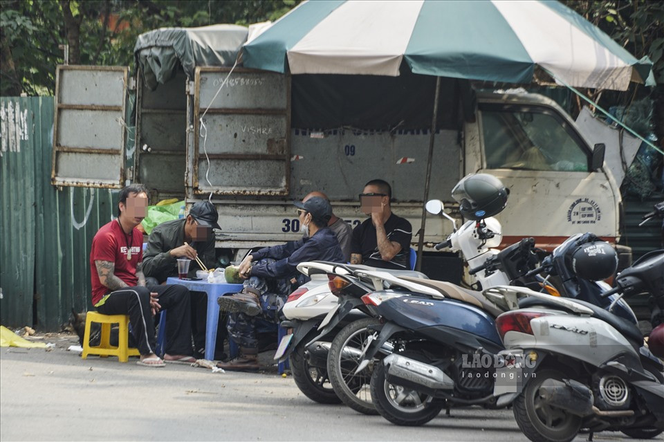 Theo thống kê của Trung tâm Kiểm soát Bệnh tật (CDC) Hà Nội, tính đến 18h ngày 13.12, quận Đống Đa đang dẫn đầu toàn thành phố về số ca COVID-19 với 2.341 ca. Trong đó, 1.939 ca ghi nhận từ khi thích ứng an toàn với dịch COVID-19. Tình hình dịch trên địa bàn quận Đống Đa đang có nhiều diễn biến phức tạp, xuất hiện các khu vực dân cư có số ca mắc tăng nhanh...