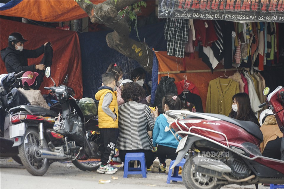 Cụ thể, UBND quận Đống Đa yêu cầu từ 12h ngày 13.12, áp dụng một số biện pháp phòng dịch. Trong đó, các nhà hàng, cơ sở kinh doanh dịch vụ ăn uống, giải khát chỉ được phép bán hàng mang về, đóng cửa trước 21h hàng ngày. Đồng thời cấm hoạt động kinh doanh buôn bán tại các chợ cóc, chợ tạm.