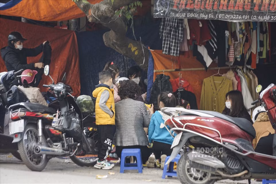 Cụ thể, UBND quận Đống Đa yêu cầu từ 12h ngày 13.12, áp dụng một số biện pháp phòng dịch. Trong đó, các nhà hàng, cơ sở kinh doanh dịch vụ ăn uống, giải khát chỉ được phép bán hàng mang về, đóng cửa trước 21h hàng ngày. Đồng thời cấm hoạt động kinh doanh buôn bán tại các chợ cóc, chợ tạm.