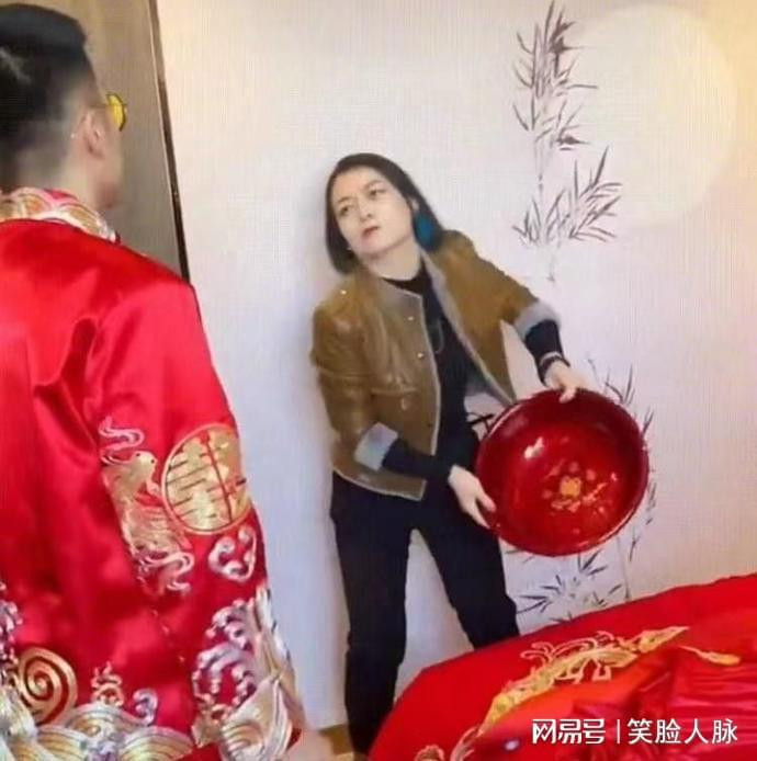 Nha gai ep chu re uong nuoc rua chan khien dan mang “soi mau”-Hinh-3