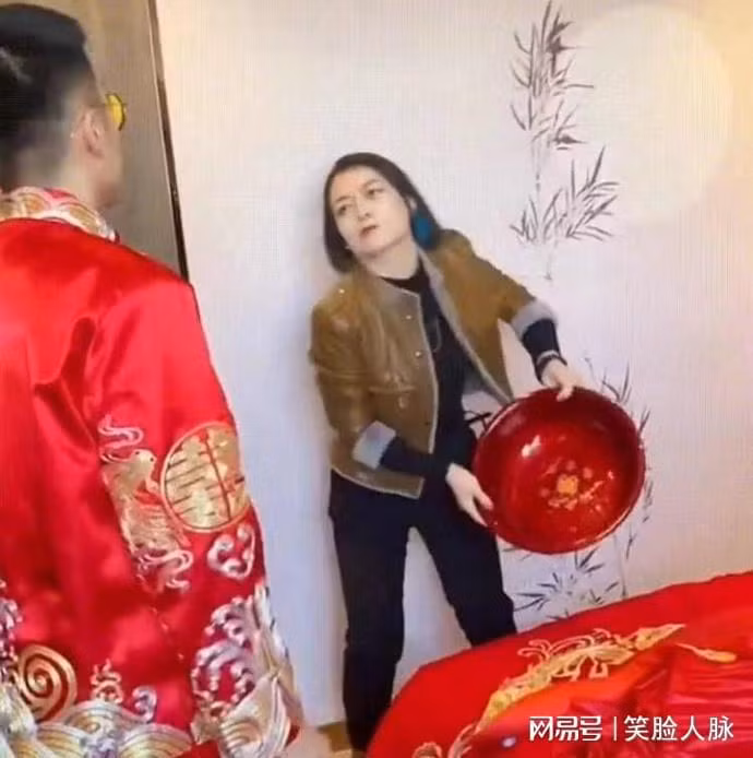 Nha gai ep chu re uong nuoc rua chan khien dan mang “soi mau”-Hinh-3