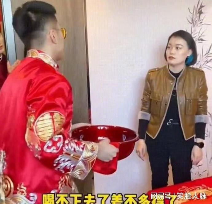 Nha gai ep chu re uong nuoc rua chan khien dan mang “soi mau”