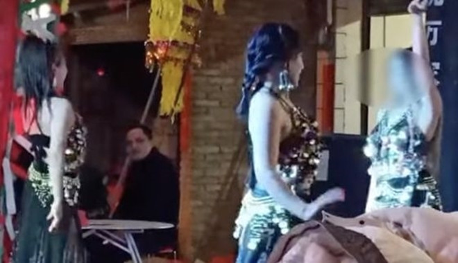 Choang vang voi dan nguoi dep nhay mua trong dam tang