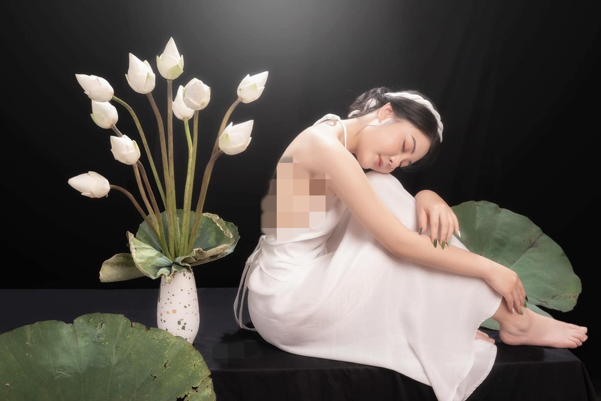 Cô nàng dịu dàng và quyến rũ trong bộ ảnh nghệ thuật chụp áo yếm với sen trắng. (Ảnh: FBNV).