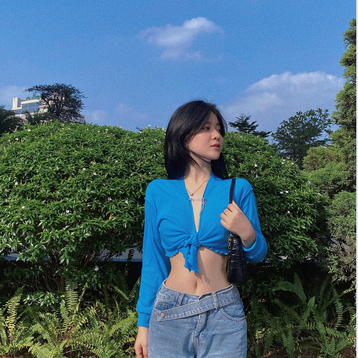 Nhờ có vòng eo thon, bụng phẳng, cô nàng tự tin lăng xê nhiều trang phục gợi cảm.