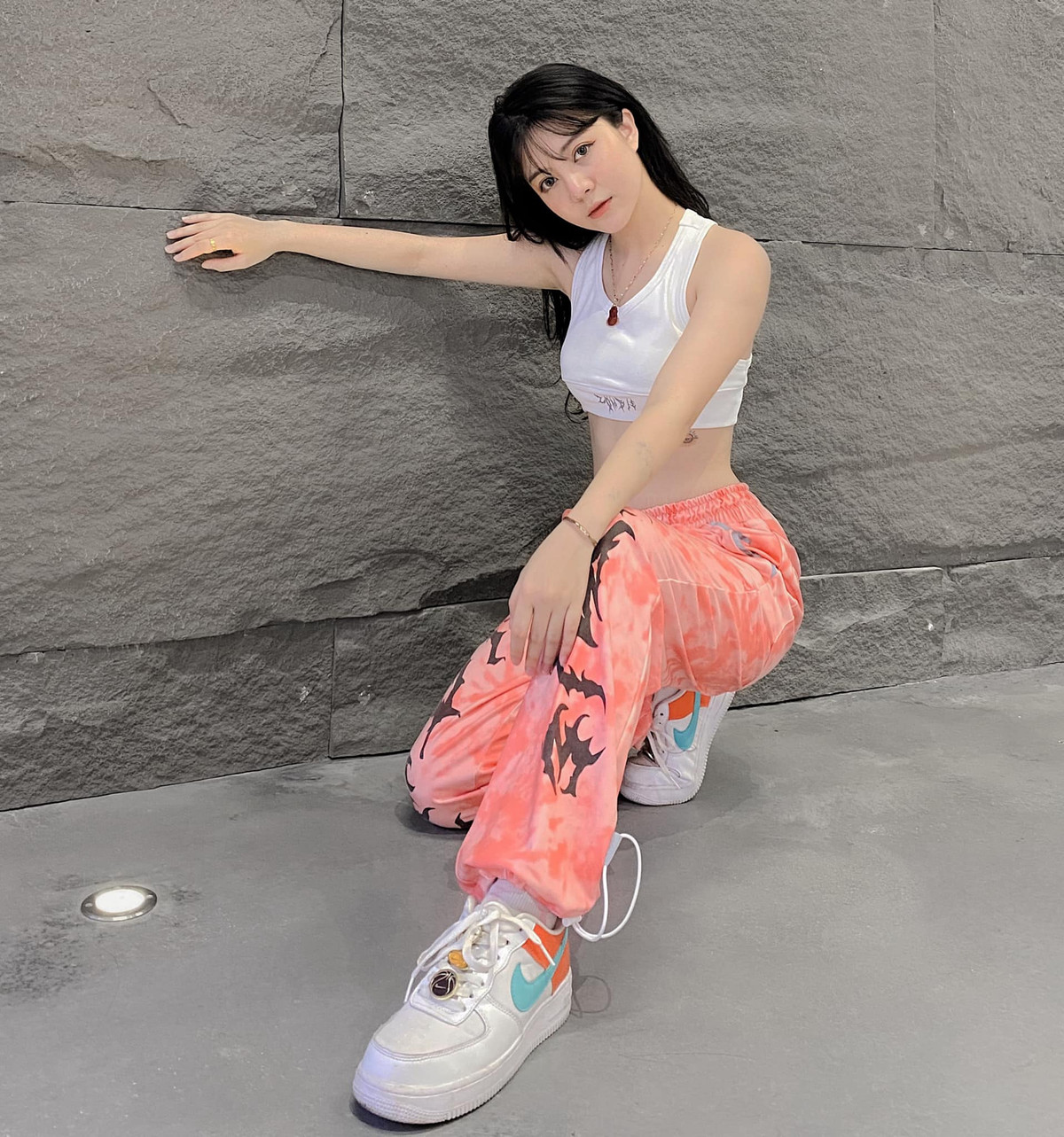 Trang Banana trông vừa gợi cảm vừa năng động, cá tính với set đồ khoe eo thon.