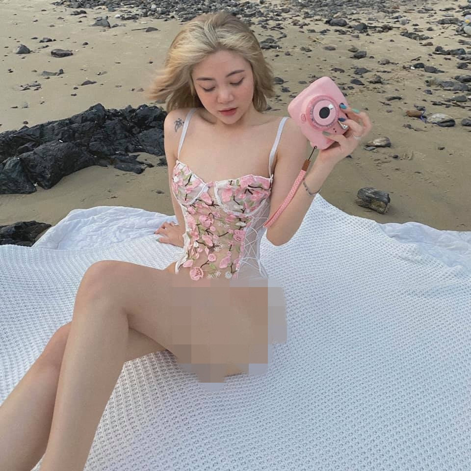 Trên trang cá nhân, nữ hot girl thường xuyên chia sẻ nhiều hình ảnh gợi cảm với những bộ đồ tôn dáng kiệm vải như bikini, áo croptop.