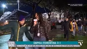 Nu phong vien bi sam so tren song truc tiep, du luan phan no