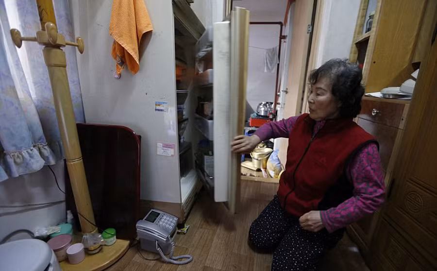 Bà đun nước bằng nồi cơm điện để tiết kiệm tiền và trả khoảng 300 USD mỗi tháng để thuê căn hộ siêu nhỏ này. Ảnh: IT.