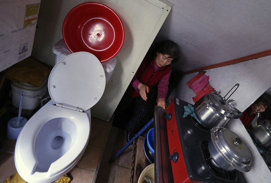 Tại Seoul, bà Kong Kyung-soon, 73 tuổi, sống một mình trong không gian chỉ nửa m2, ngay gần khu Gangnam xa hoa.