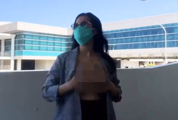 Than nhien coi do giua san bay, co gai bi canh sat bat giu