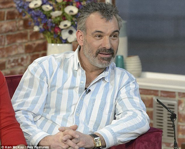 Nguoi dan ong song cung nha voi 7 vo va 19 nguoi con-Hinh-10