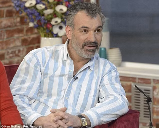 Nguoi dan ong song cung nha voi 7 vo va 19 nguoi con-Hinh-10