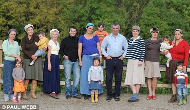 Nguoi dan ong song cung nha voi 7 vo va 19 nguoi con-Hinh-4