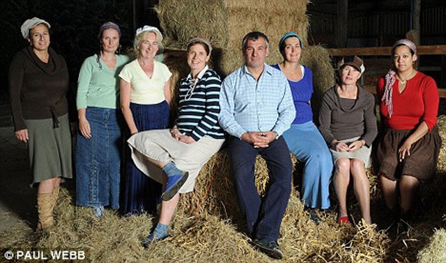 Nguoi dan ong song cung nha voi 7 vo va 19 nguoi con-Hinh-5