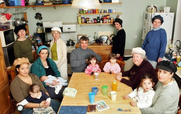 Nguoi dan ong song cung nha voi 7 vo va 19 nguoi con