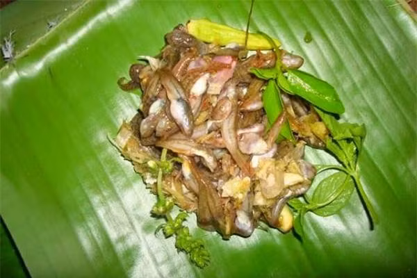 Ở Thái Lan, Muak Huak thường được ăn cùng với xôi (khao niao).