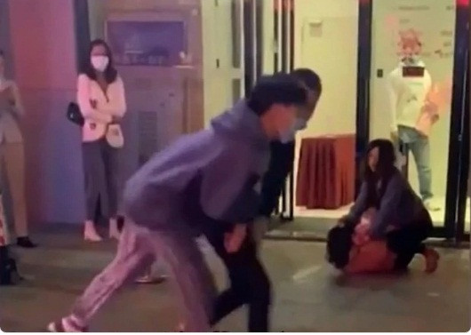 Trung Quoc: Con trai giu bo cho me trung tri a nhan tinh