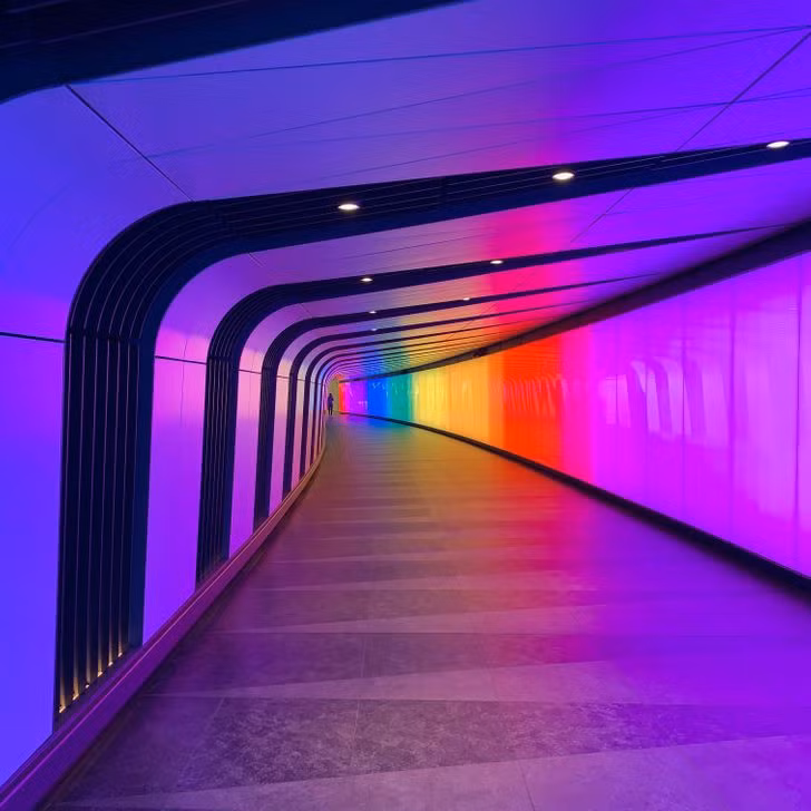 1. Lối ra của ga tàu điện ngầm King’s Cross, London, Vương quốc Anh: Đây là một trong những ga tàu điện ngầm lâu đời nhất trên thế giới. Lối ra này là một trong những bức tường ánh sáng dài nhất ở Châu Âu. Đường hầm dài 90 mét có hệ thống lắp đặt tường LED nổi bật, liên tục thay đổi màu sắc.