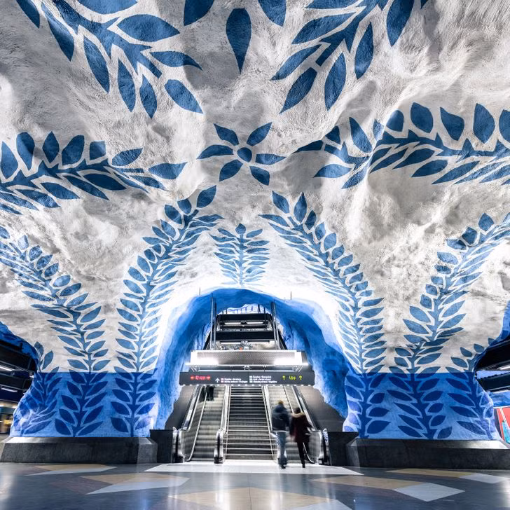 3. Ga tàu điện ngầm T-Centralen (T-Central) ở Stockholm, Thụy Điển: Có 100 ga tàu điện ngầm trên Stockholm’s Tunnelbana (T-bana) và khoảng 90 trong số đó có một số loại tác phẩm nghệ thuật, làm cho hệ thống tàu điện ngầm Stockholm trở thành một trong những triển lãm nghệ thuật lâu nhất trên thế giới.