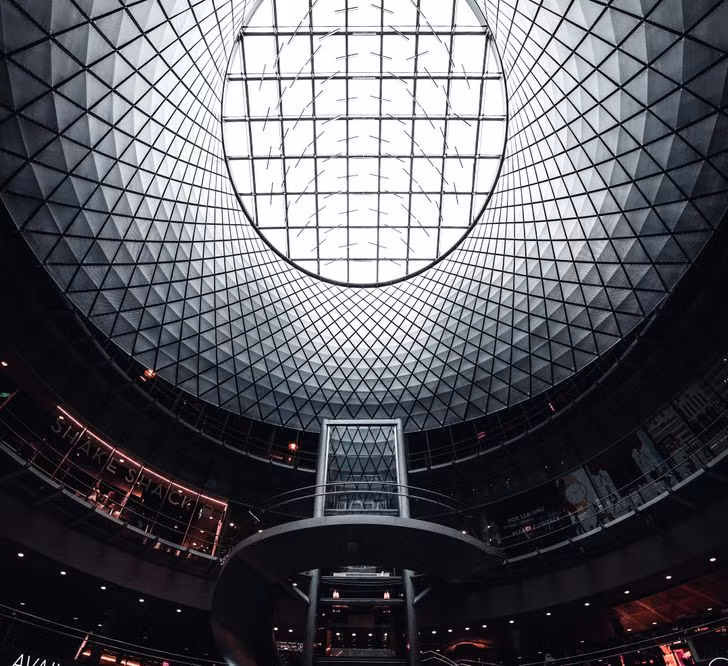 11. Trung tâm Fulton ở New York, Mỹ: Ga tàu điện ngầm Fulton là một khu phức hợp kết nối 9 tuyến. Mái vòm trung tâm của dự án, “Sky Reflector-Net”, phản chiếu ánh sáng ban ngày xung quanh vào tất cả các góc của nhà ga thông qua các cánh kính lăng trụ lơ lửng của nó.