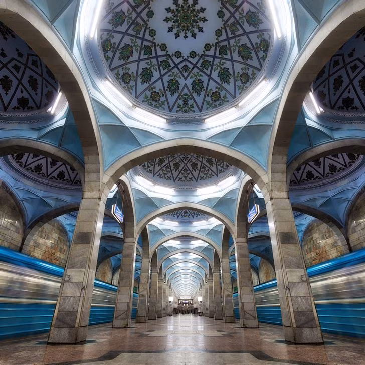 5. Ga tàu điện ngầm Alisher Navoi ở Tashkent, Uzbekistan: Ga Alisher Navoi với kiến trúc giống như nhà thờ Hồi giáo, đi vào hoạt động năm 1994 và được coi là một trong những ga tàu điện ngầm đẹp nhất ở Tashkent.