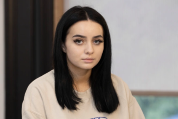 Co gai so hai vi cha duong quay len hinh nhay cam nhieu nam