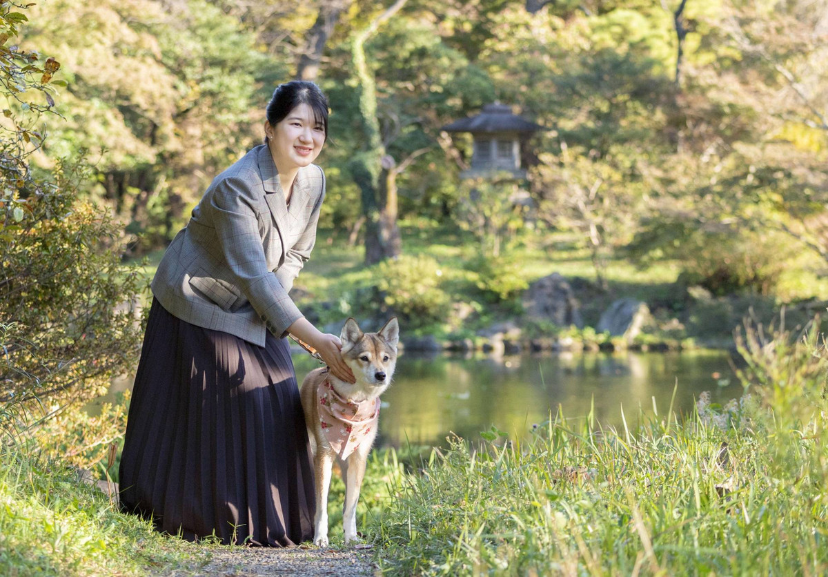 Trong bộ ảnh, Aiko xuất hiện với diện mạo xinh đẹp và rực rỡ hơn so với trước đây. Nàng công chúa mới tròn 20 tuổi này cũng xuất hiện cùng với cún cưng của gia đình.