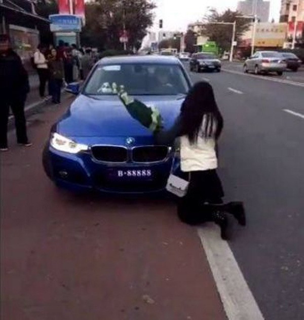 Co gai quy truoc xe BMW ban trai: 