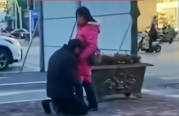 Bo duoi chan vo de niu keo, nguoi dan ong nhan ket e che