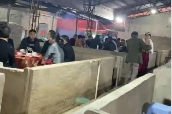 Choang voi dam cuoi duoc co dau to chuc... trong chuong lon