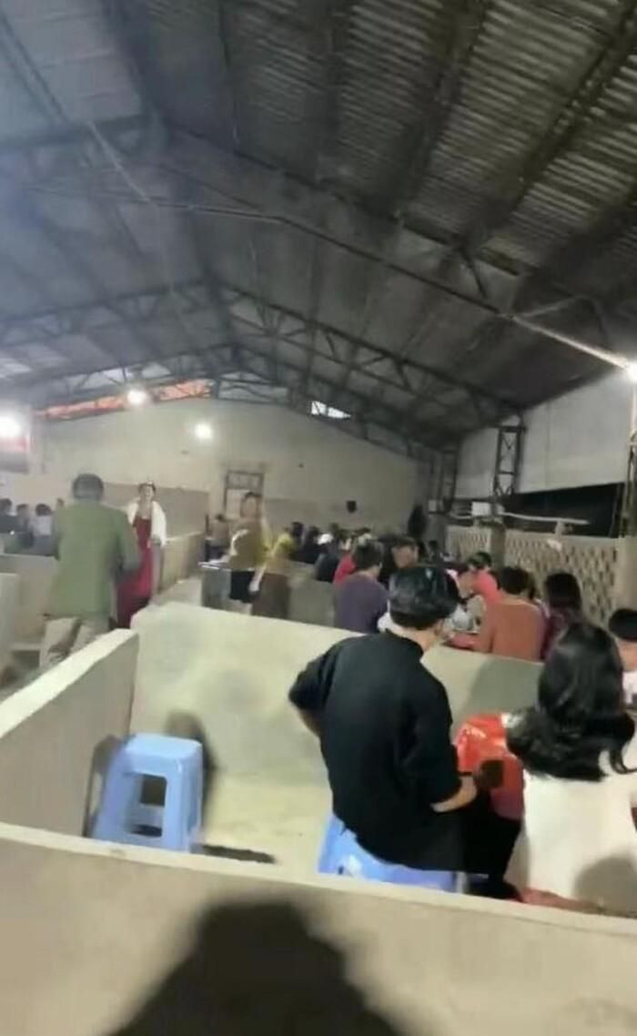 Choang voi dam cuoi duoc co dau to chuc... trong chuong lon-Hinh-2