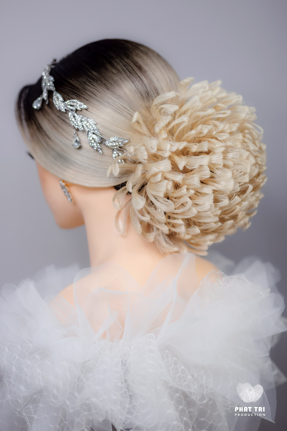 “Tôi muốn truyền cảm hứng sáng tạo ở những người có chung niềm đam mê với tôi và hy vọng sẽ giúp ngành tóc Việt Nam phát triển và vươn ra thế giới”, anh chàng 28 tuổi nói. Ảnh: NVCC.