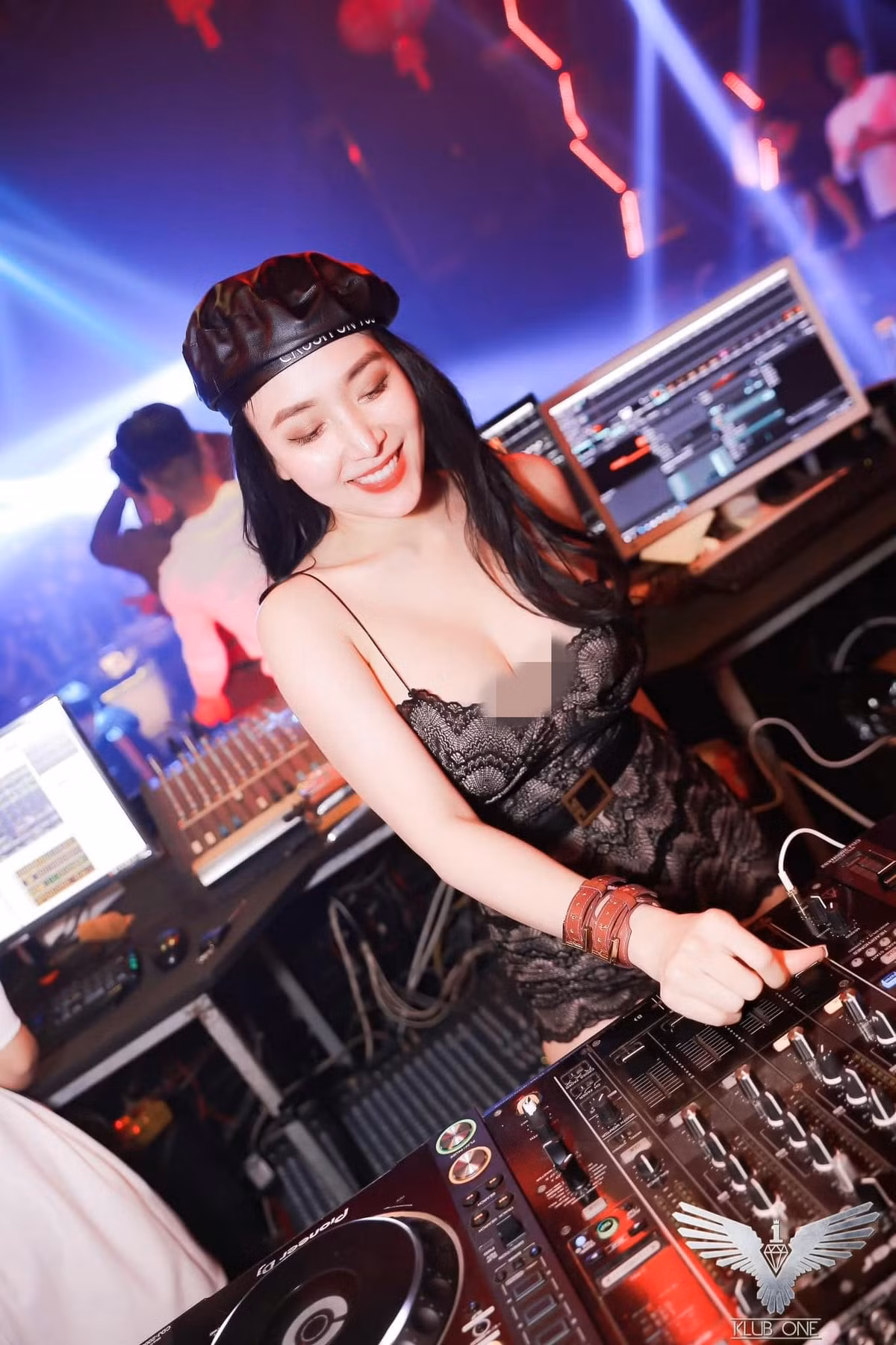 Trước khi gắn bó với nghề DJ, cô từng là sinh viên của Học viện Múa Quốc gia.