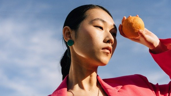 Cam là loại trái cây tốt nhất cho mùa đông và cũng là một trong những loại trái cây tốt nhất cho người bị bệnh tiểu đường. Các chất dinh dưỡng thiết yếu như vitamin C, magiê, folate, beta-carotene và flavonoid trong cam có đặc tính quản lý mức độ glucose, giảm cholesterol và cũng bảo vệ tế bào tuyến tụy khỏi tác hại của quá trình oxy hóa.