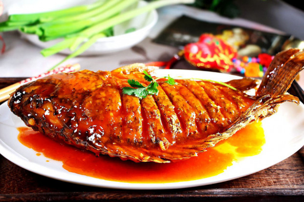 Cá: Cá có nhiều protein, vitamin D và axit béo omega-3 hơn có thể giúp giảm mức cholesterol, cải thiện sự mất nhạy cảm với insulin và do đó, kiểm soát bệnh tiểu đường và ngăn ngừa các biến chứng của nó. Ngoài ra, các món cá nóng như cà ri và súp, khi được chế biến với các gia vị nóng như ớt, tỏi và gừng, có thể giúp giữ ấm cơ thể trong mùa đông.