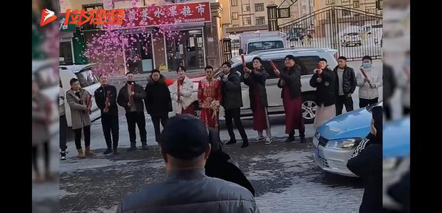 Ban trai cu chen ngang doan ruoc dau khien chu re “soi mau“