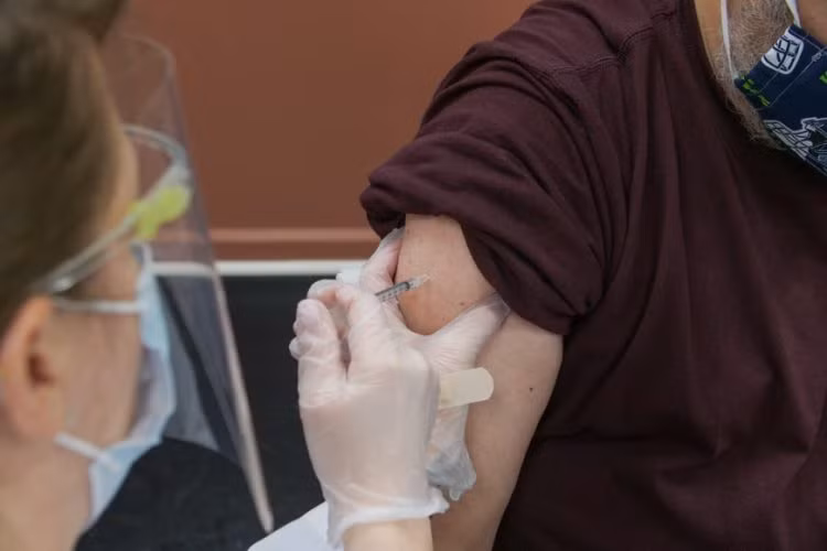 Lap canh tay gia di tiem vaccine, nguoi dan ong nhan cai ket dang