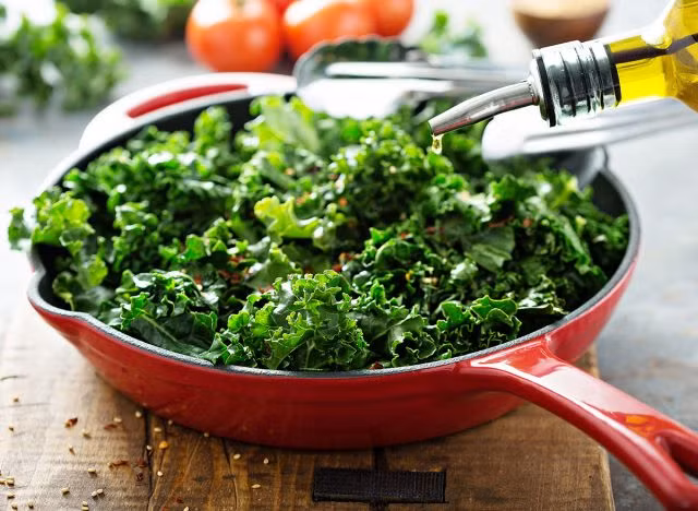 Loại rau xanh lá đậm: Rau bina và cải xoăn rất tốt để bổ sung chất xơ và các chất dinh dưỡng thiết yếu cho cơ thể, cũng như giúp bạn loại bỏ chất béo nội tạng. Các loại rau lá màu sẫm cung cấp canxi dồi dào, một loại khoáng chất đã được chứng minh là có tác dụng điều hòa các hormone lưu trữ chất béo và có liên quan đến việc giảm mỡ nội tạng ở những người thừa cân và béo phì.