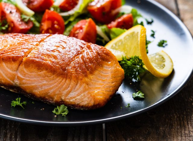 Cá béo: Thêm một số loại cá giàu omega-3 vào chế độ ăn uống không chỉ tốt cho sức khỏe tim mạch mà còn giúp bạn loại bỏ chất béo nội tạng nguy hiểm. Các loại cá béo hạn như cá hồi và cá mòi, rất giàu vitamin D và omega-3. Mức độ thấp của cả hai điều này có liên quan đến chất béo nội tạng cao hơn.