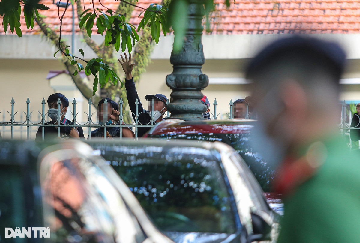 Do phiên tòa bị giới hạn lượng người vào tham dự do phải giãn cách vì dịch Covid-19, chỉ có một số người thân bị cáo có giấy triệu tập mới được vào tham gia phiên xét xử, nên nhiều người chỉ có thể đến đứng nhìn từ bên ngoài hàng rào.