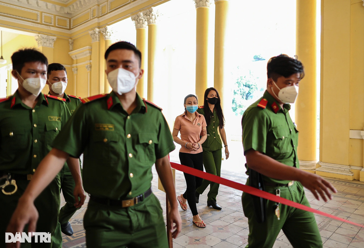 9h sáng, bị cáo Võ Thùy Linh (31 tuổi) được dẫn giải vào phòng xử án. Nhiều người bất ngờ với ngoại hình của Linh so với trước đây. Theo luật sư Võ Đan Mạch (bào chữa cho Linh), bị cáo sụt 50 kg trong quá trình bị tạm giam (từ 96 kg xuống còn 41 kg). Linh từng mắc Covid-19, sau khi khỏi bệnh đã chuyển sang ăn chay.