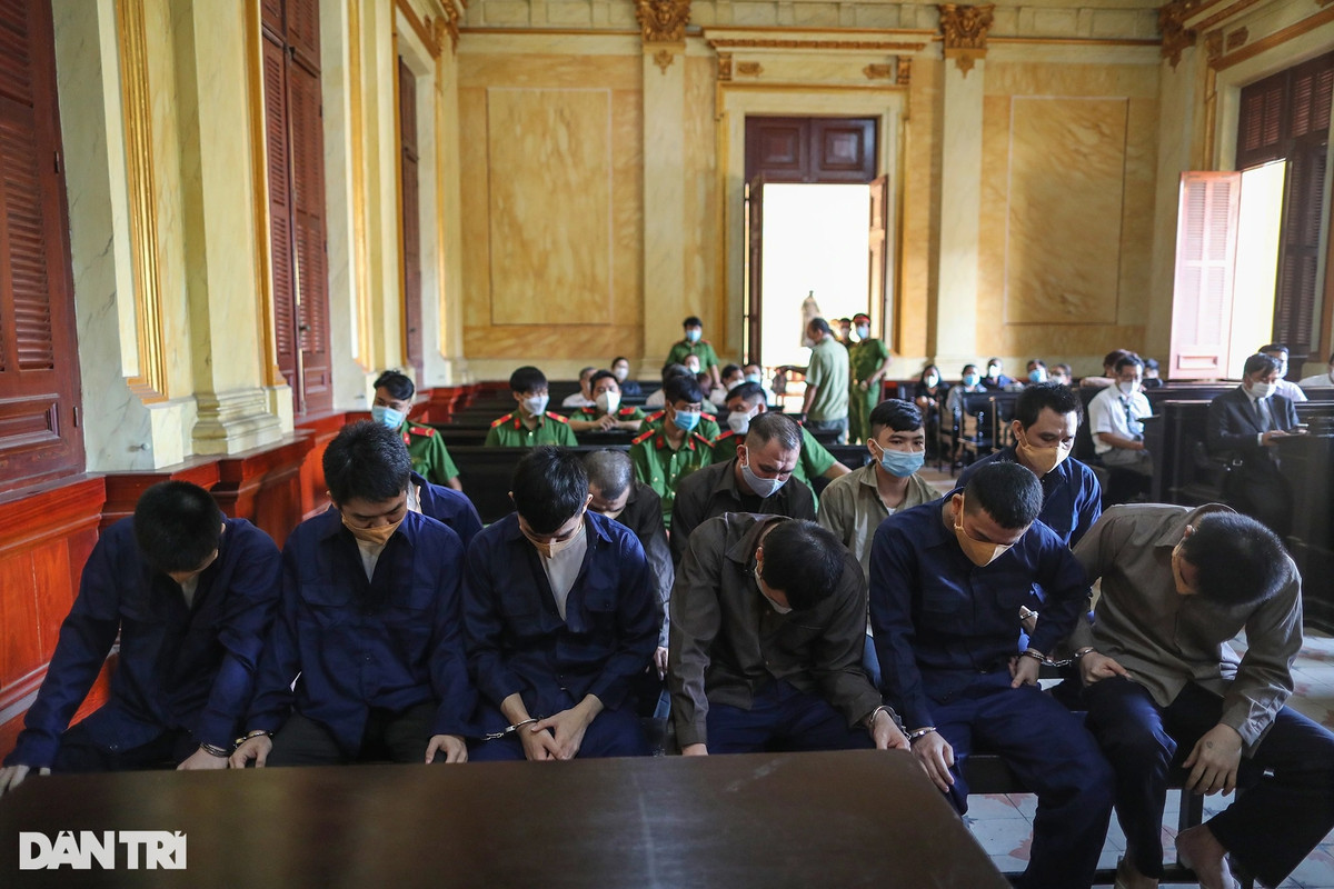 Trong vụ án này, có một số bị cáo tại thời điểm gây án chưa đủ 18 tuổi, vì vậy sẽ do Tòa Gia đình và người chưa thành niên (tòa chuyên trách thuộc TAND TPHCM) xét xử. Tham gia phiên tòa có 13 luật sư bào chữa cho các bị cáo và bảo vệ quyền lợi gia đình bị hại. Phiên tòa do thẩm phán Hoàng Thị Bích Duyên làm chủ tọa, dự kiến kéo dài đến ngày 16/12.