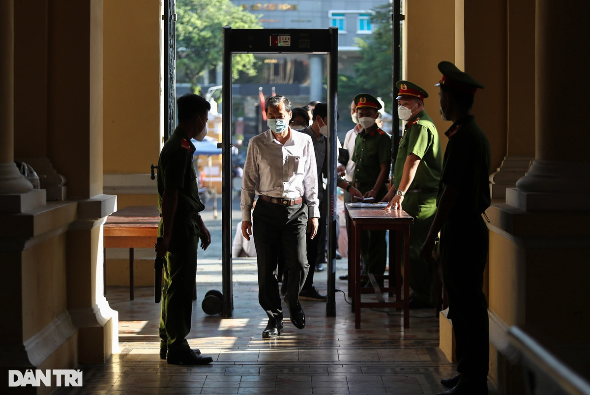 Bên trong tòa, an ninh được thắt chặt, người tới tham dự phiên tòa bắt buộc phải đi qua cửa từ an ninh, lực lượng công an kiểm soát toàn bộ hành lý, vật dụng cá nhân người ra vào.