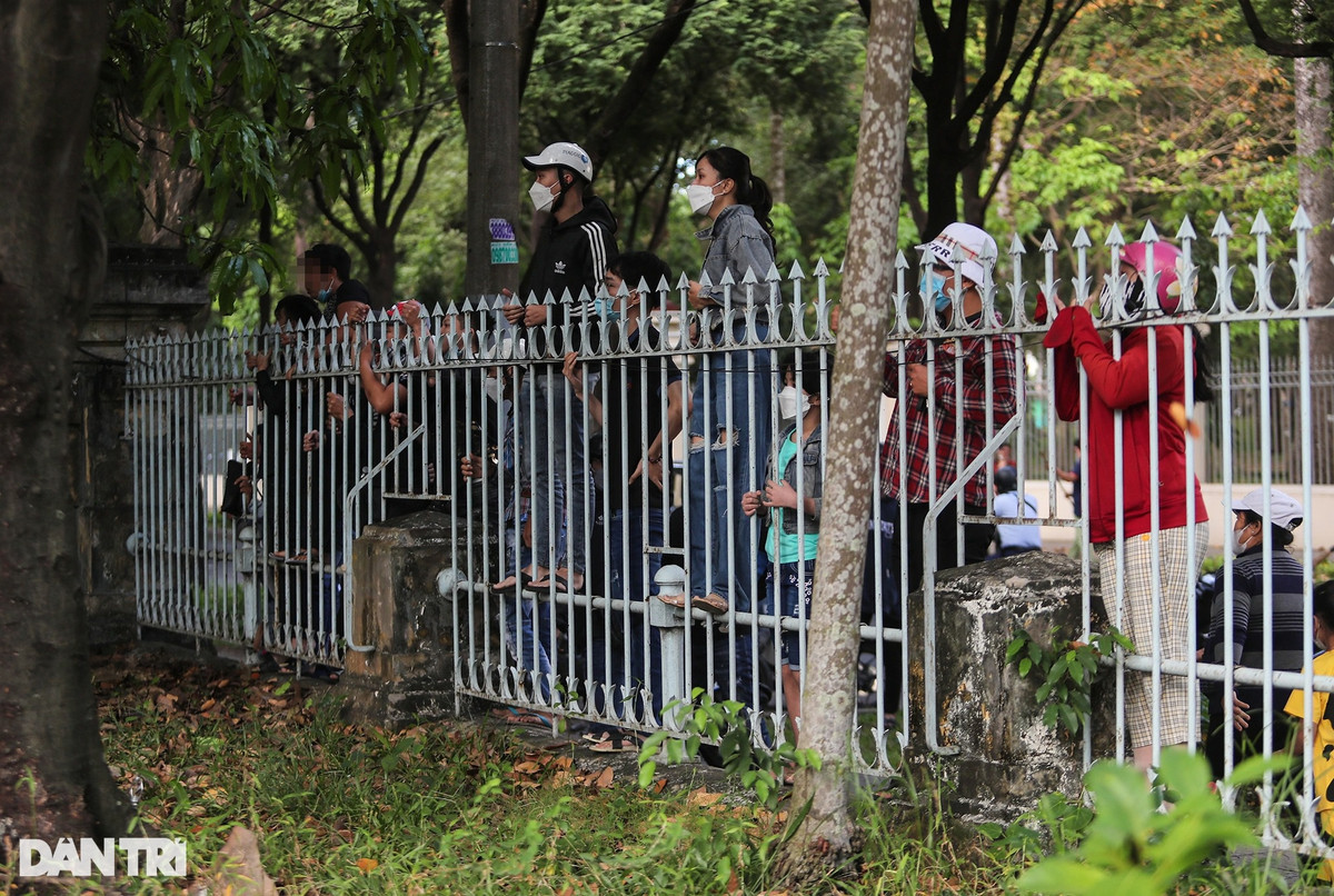 Phiên tòa sơ thẩm lần đầu tiên được diễn ra tại TAND TPHCM, từ sáng sớm rất đông người nhà của các bị cáo đã có mặt, đứng chờ bên ngoài hàng rào phía sau tòa án để chờ nhìn thấy mặt các bị cáo.