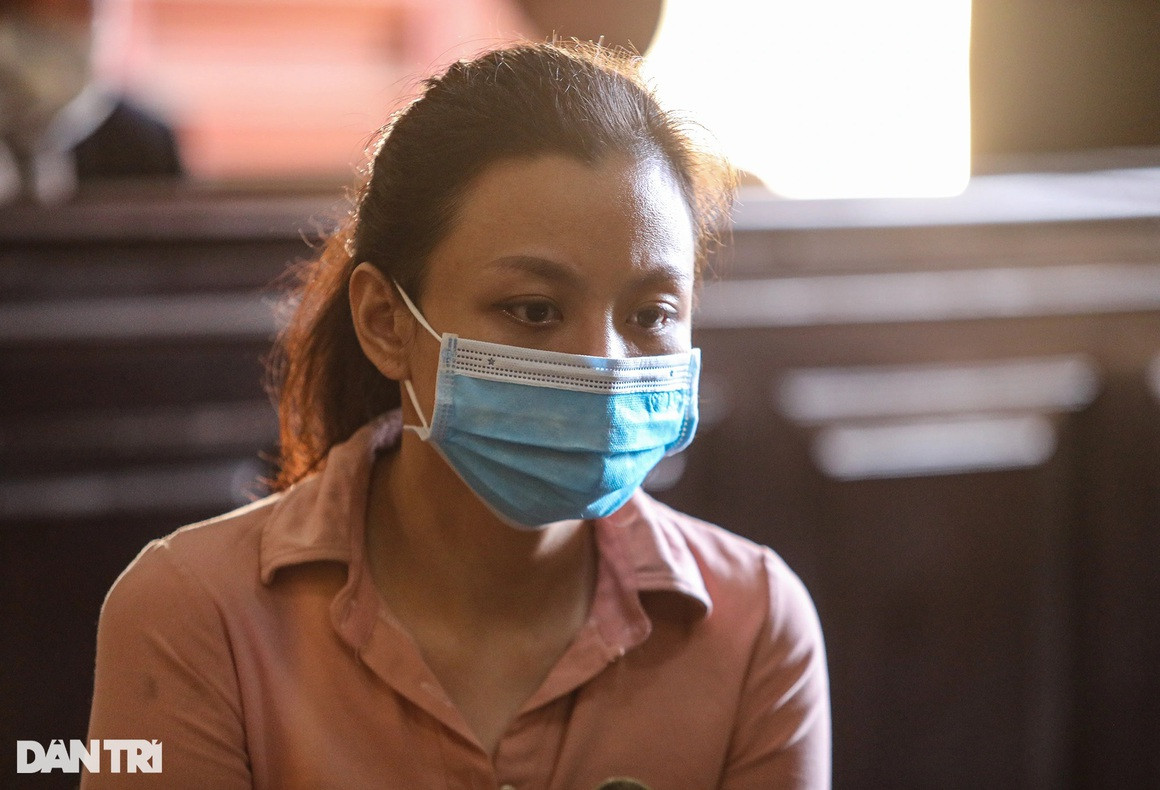 Bị cáo Linh (chủ mưu vụ án) có mặt tại phòng xử án. Bị cáo tỏ ra khá bình tĩnh, ít biểu lộ cảm xúc, được lực lượng an ninh cho ngồi tách biệt với 11 bị cáo còn lại.