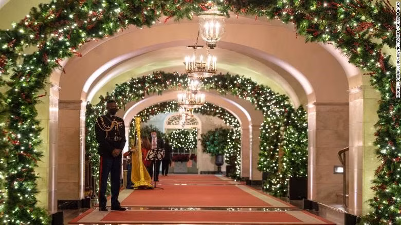 Choang ngop khung canh trang tri Noel long lay trong Nha Trang-Hinh-7