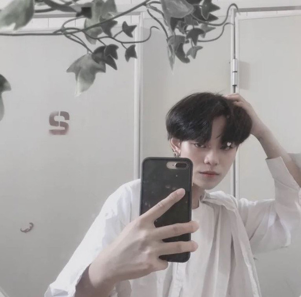 Ban đầu, không ai biết chủ nhân của loạt ảnh lại là một nam thanh niên cả bởi lẽ nhìn những bức ảnh mà anh ta trang điểm giả gái rất xinh đẹp, nữ tính.